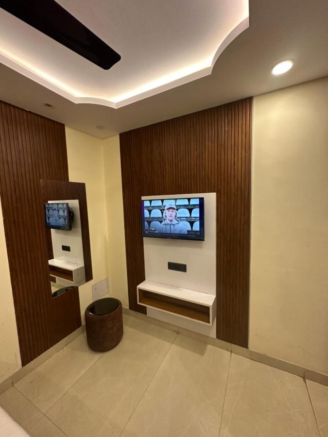 Hotel Mahalaxmi Deluxe Nowe Delhi Zewnętrze zdjęcie