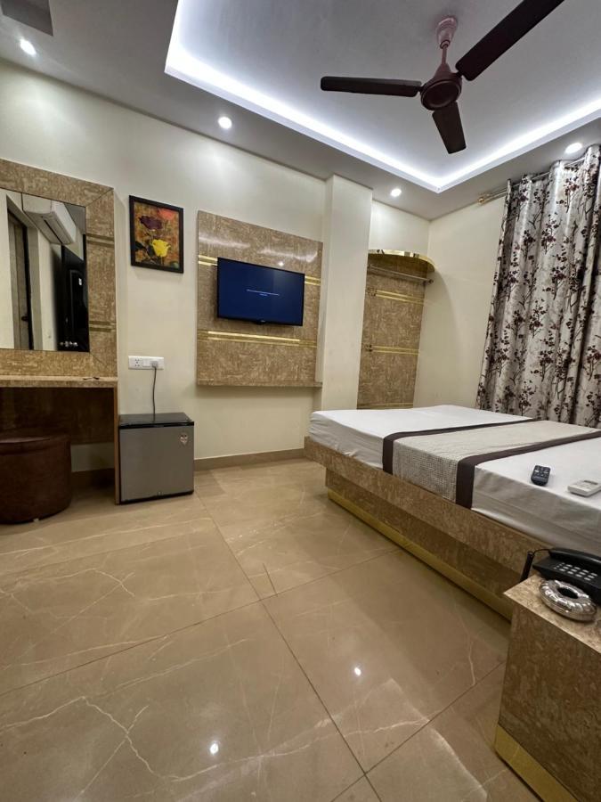 Hotel Mahalaxmi Deluxe Nowe Delhi Zewnętrze zdjęcie